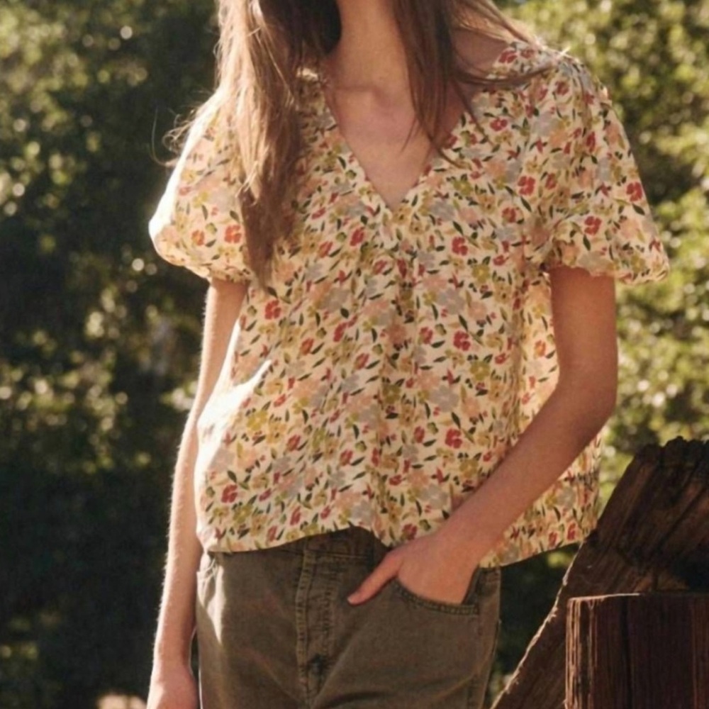 THE GREAT. Short Sleeve V Neck Floral Print Silk Bungalow Top- 1 (S)